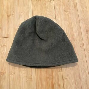 Women’s Cozy Gray Fleece Fitted Short Beanie